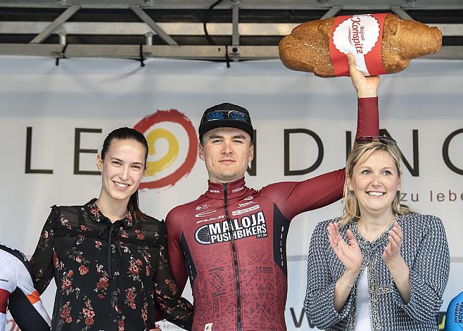 Sieger Daniel Auer (AUT, Maloja Pushbikers) und VizebÃ¼rgermeisterin Dr. Sabine Naderer-Jelinek, Leonding, 59. Rad SaisonerÃ¶ffnungsrennen Leonding, Rad Bundesliga 2019