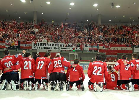 Das Team Austria feiert mit den Fans den Aufsteig in die Gruppe 1.