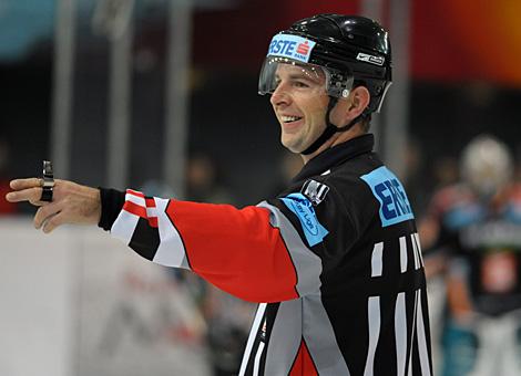 Schiedsrichter der Begegenung EC Red Bull Salzburg vs. Liwest Black Wings Linz Thomas Berneker.