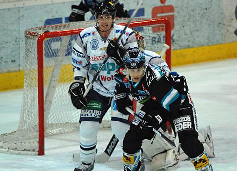 Daniel Oberkofler, EHC Liwest Black Wings Linz vor dem Tor der Ungarn.