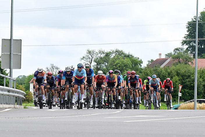 Das Peloton am Weg durch Oberösterreich von St. Florian zur  Höss, Hinterstoder , 14. Int. Raiffeisen OÖ-Radrundfahrt UCI Kat. 2.2