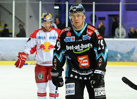 #29 Markus Matthiasson, Liwest Black Wings Linz scort auch in Salzburg. Hier nach dem Treffer zum 1 zu 0 fuer Linz. 