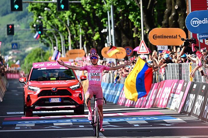 Tadej Pogacar (SLO, UAE Team Emirates) im Rosa Terikot des Gesamtführenden des 107. Giro d Italia, Stage 20, Alpago - Bassano del Grappa, km 184