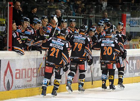 Die Liwest Black Wings Linz feiern ein Tor gegen den  EC VSV