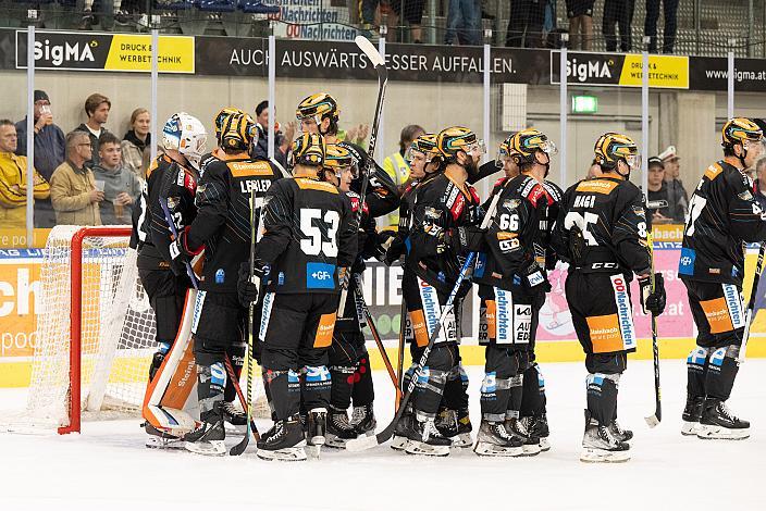 Die Black Wings feiern den Heimsieg, Steinbach Black Wings Linz vs EC iDM Wärmepumpen VSV, 1. Runde, Steinbach Black Wings Linz, Linz AG Eisarena