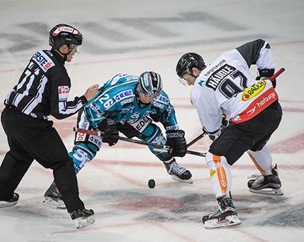 Rob Hisey (EHC Liwest Black Wings Linz) und Stefan Häußle (Dornbirner Eishockey Club), EHC Liwest Black Wings Linz vs Dornbirner Eishockey Club
Rob Hisey (EHC Liwest Black Wings Linz) und Stefan HÃ¤uÃŸle (Dornbirner Eishockey Club), EHC Liwest B
