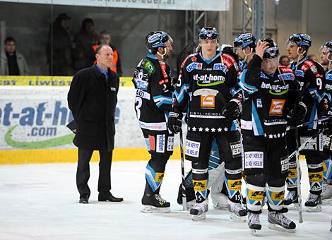 Die Liwest Black Wings Linz ausgeschieden im Semifinale, im Hintergrund der Trainer Jim Boni.