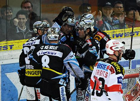 Die Linzer feiern das Tor zum 1 zu 0, Liwest Black Wings Linz vs. EC KAC