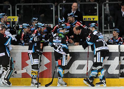 Time Out, Liwest Black Wings Linz, Trainer Jim Boni, versucht alles um die Niederlage zu vermeiden. 