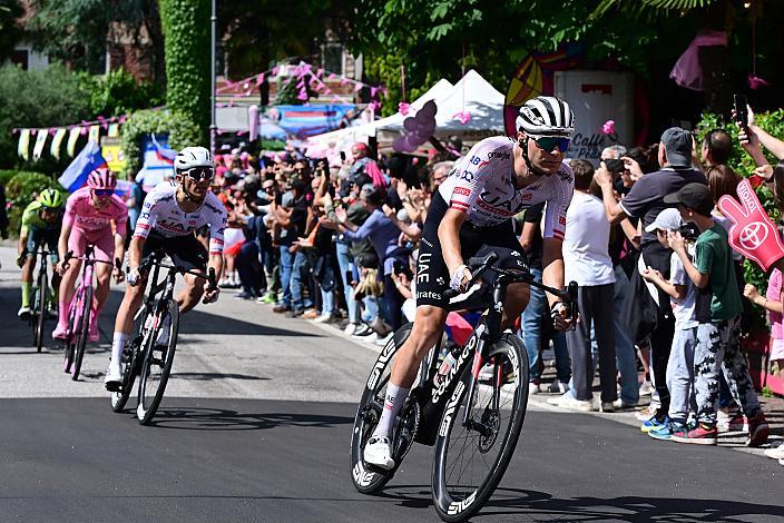 Tadej Pogacar (SLO, UAE Team Emirates) im Rosa Terikot des Gesamtführenden, hinter Rafal Majka (POL, UAE Team Emirates), Felix Grossschartner (AUT, UAE Team Emirates) des 107. Giro d Italia, Stage 20, Alpago - Bassano del Grappa, km 184