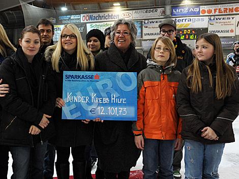 Der Scheck der Ladys Charity wird uebergeben, EHC Liwest Black Wings Linz vs. EC Red Bull Salzburg