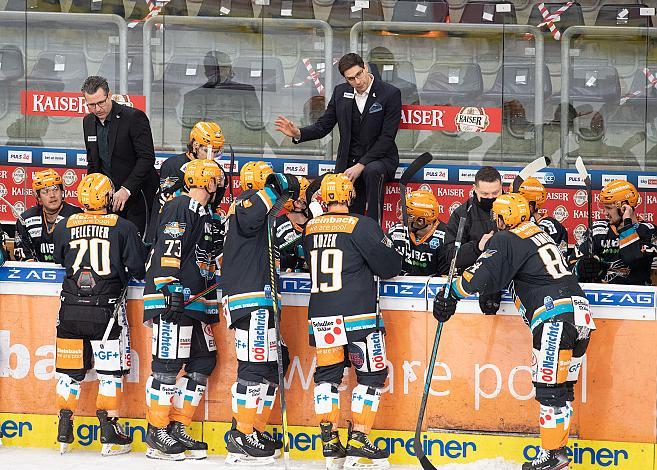 Das Team der Steinbach Black Wings 1992 und Head-Coach Pierre Beaulieu (Steinbach Black Wings 1992) Steinbach Black Wings 1992 vs EC KAC,  Eishockey, Bet at Home ICE Hockey League