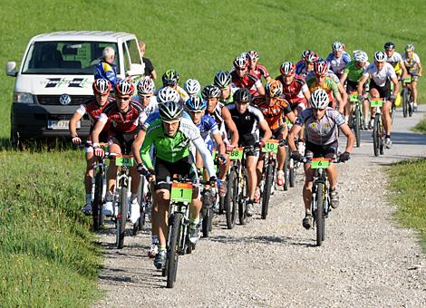 Die Nummer Willibald Vorderderfler, Team Hrinkow fuehrt das Feld in der ersten Steigung an.