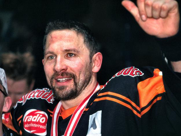 #30 Christian Perthaler, Stuermer, Black Wings Linz feiert den Meistertitel