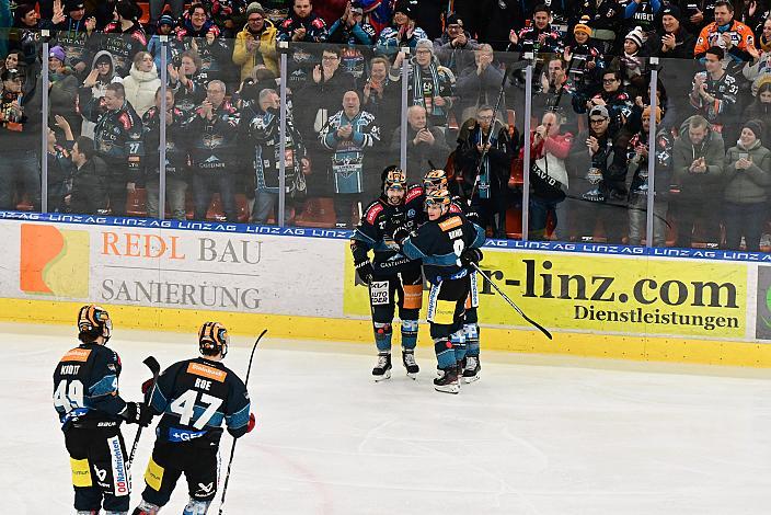 Emilio Romig (Steinbach Black Wings Linz) feiert das Tor zum 1 zu 0 Steinbach Black Wings Linz vs spusu Vienna Capitals, Ladies Charity, ICE Eishockey Liga, Linz AG Eisarena