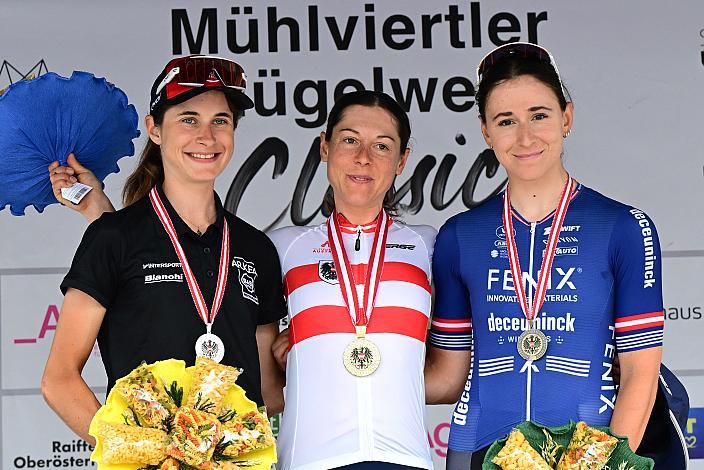 Podest Damen 2. Platz Valentina Cavallar (AUT, ARKEA - B&B Hotels Woman, Siegerin Anna Kiesenhofer (AUT, Roland), 3. Platz Christina Schweinberger (AUT, Fenix-Deceuninck) , ÖM Staatsmeisterschaft, Strassenrennen, Königswiesen OÖ