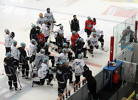Trainer Rob Daum vor den Spielern des EHC Liwest Black Wings.