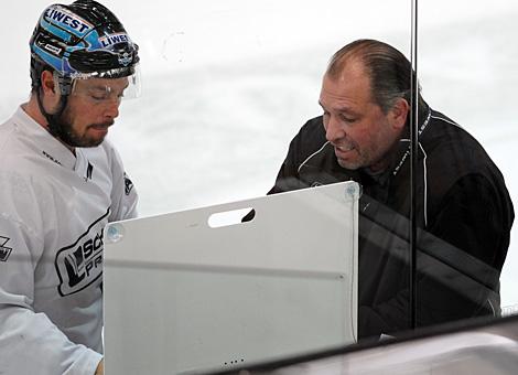 Markus Matthiasson und Trainer Kim Collins, Liwest Black Wings Linz.