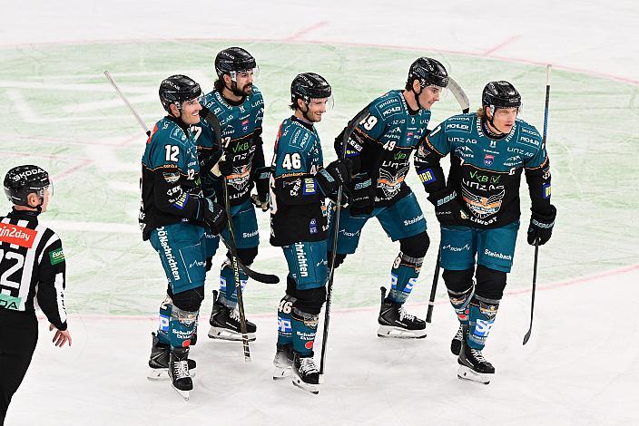 Die Steinbach Black Wings Linz feiern das Tor zum 2 zu 0, durch Brian Lebler (Steinbach Black Wings Linz), 3. Runde ICE, Steinbach Black Wings Linz vs Olimpija Ljubljana, Linz AG Eisarena