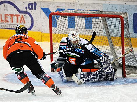 Alex Westlund, Linz klaert vor Toni Dahlman, Graz, EHC Liwest Black Wings Linz vs. Moser Medical Graz 99ers