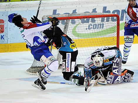 Franklin MacDonald, Linz im Duell mit Andy Sertich, Zagreb, EHC Liwest Black Wings Linz vs. KHL Medvescak Zagreb