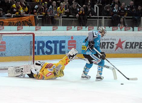 Juergen Penker, Vienna sichert den Sieg, haelt den Penalty gegen Daniel Oberkofler, Linz; Vienna Capitals vs. Liwest Black Wings 