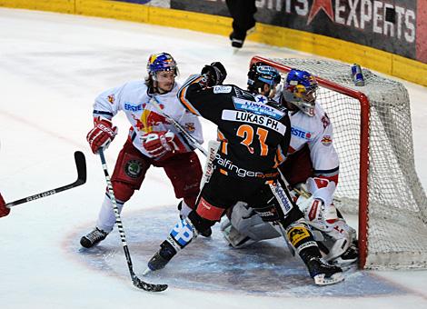 Philipp Lukas Liwest Black Wings Linz vs vor David Leneveu EC Red Bull Salzburg