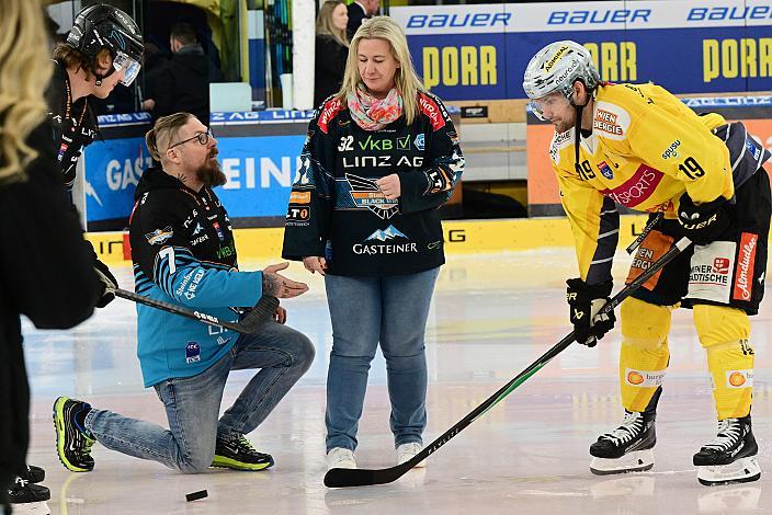 Heiratsantrag Rene und Sabine Mauthofer, am Eis 48. Runde ICE, Steinbach Black Wings Linz vs Vienna Capitals, Linz AG Eisarena