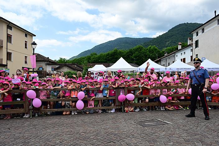 Fans an der Strasse 19 Etappe. Feltre  -  Alleghe (Piani di Pezze)   (151km) 109. Giro d Italia