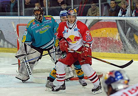 #20 Daniel Welser, Red Bulls Salzburg vor demTor der Linzer gehuetet von der #30 Juergen Penker, Liwest Black Wings Linz.