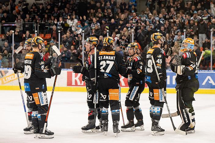 Das Team der Steinbach Black Wings Linz feiern den Heimsieg über die Szekesfehervar, Steinbach Black Wings Linz vs Hydro Fehervar AV 19, 52. Runde ICE Hockey League, Steinbach Black Wings Linz, Linz AG Eisarena 