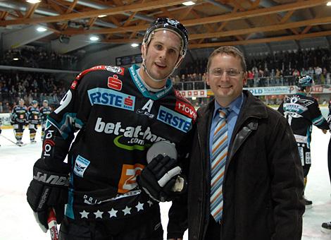 Spieler des Abends, Gregor Baumgartner und Herr Eder von Mazda Eder, Walding.