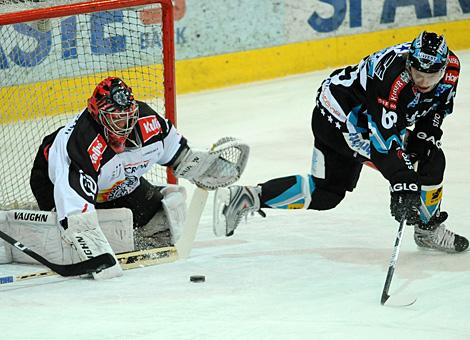 #63 Markus Schlacher, Stuermer, EHC Liwest Black Wings Linz erzielt das 3 zu 1 fuer die Black wings Linz.