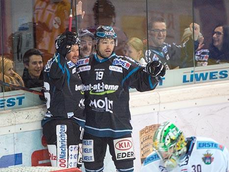 Rob Hisey und Andrew Jacob Kozek, Linz feiern, EHC Liwest Black Wings Linz vs Fehervar AV19