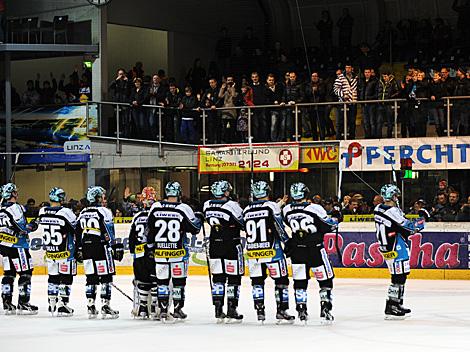 Linz feiert den Sieg gegen Znojmo, EHC Liwest Black Wings Linz vs. HC Orli Znojmo, Znaim