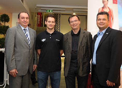 Politik Prominenz bei den Liwest Black Wings Linz: Erich Haider, Philipp Lukas, Sport und Verteidigungsminister Norbert Darabosch, Ing. Peter Freunschlag 