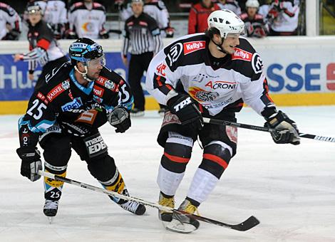 #25 Mark Szuecs, Stuermer, Liwest Black Wings Linz im Duell mit der #46 Gregor Poloncic, Stuermer, HK Acroni Jesenice.