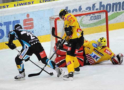 #20 Brad Purdie, Stuermer, EHC Liwest Black Wings Linz vor dem Tor der Vienna Capitals gehuetet von der #35 Jean Francois Labbe, Vienna Capitals.