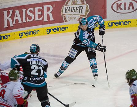 Marc-Andre Dorion (EHC Liwest Black Wings Linz) im Angriff, EHC Liwest Black Wings Linz vs HCB Suedtirol