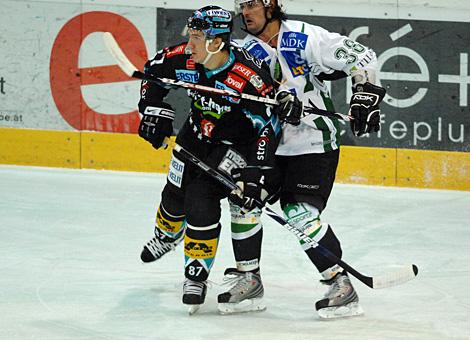 #81 Winfried Rac, Stuermer, EHC Liwest Black Wings Linz, gehakt von der #38 Frank Banham,  HDD Tilia Olimpija Jjubljana. 