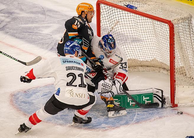 Andrew Kozek (Steinbach Black Wings 1992), vor Tormann Tom McCollum (HC Tiwag Innsbruck - Die Haie)  Black Wings Linz vs HC Innsbruck die Haie, Eishockey, Bet at Home ICE Hockey League