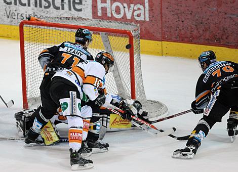 Gregor Baumgartner, Liwest Black Wings Linz scheitert knapp beim Torschuss an Fabian Weinhandl im Tor der Grazer.