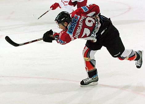#79 Gregor Baumgartner, Stuermer, Team Austria schiesst auf das Tor  der Daenen.