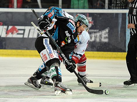 Rob Hisey beim Bully, EC Red Bull Salzburg vs. EHC Liwest Black Wings Linz 