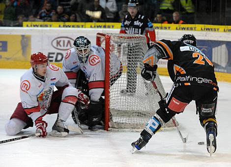 Im Bild Philipp Lukas, stuermt Liwest Black Wings Linz, im Tor Dov Grumet-Morris, HK Acroni Jesenice.