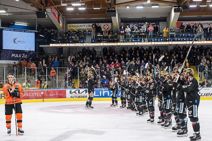 Daniel Oberkofler (Moser Medical Graz 99ers), die Steinbach Black Wings Linz feiern den Aufstieg ins Viertelfinale. Steinbach Black Wings Linz vs Moser Medical Graz 99ers, Pre-Play-Offs, 3. Runde ICE Hockey League, Steinbach Black Wings Linz, Linz AG Eisarena