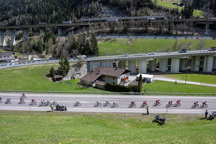 Das Peleton in der Abfahrt vom Brennerpass  46. Tour of the Alps, 1. Etappe, Reith im Alpbachtal - Ritten 165.2km