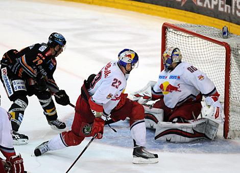 Gregor Baumgartner Liwest Black Wings Linz scort gegen den EC Red Bull Salzburg