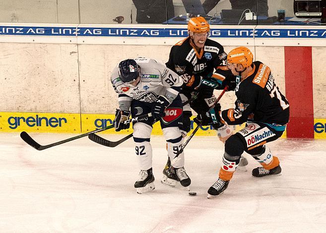 Oskars Bartulis (Steinbach Black Wings 1992), Anze Kuralt (Hydro Fehervar AV 19) Black Wings Linz vs Hydro Fehervar AV 19,  Eishockey, Bet at Home ICE Hockey League