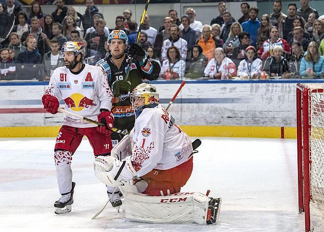 Dominique Heinrich (EC Red Bull Salzburg), Justin Florek (EHC Liwest Black Wings Linz), Tormann Jean Philippe Lamoureux (Red Bull Salzburg) Red Bull Salzburg vs EHC Liwest Black Wings Linz 